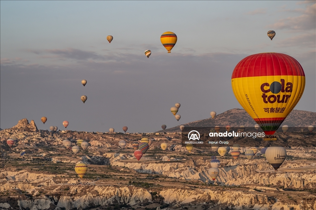Kapadokya'nın balon pilotları uçuş güvenliği için gökyüzünde orkestra uyumuyla hareket ediyor