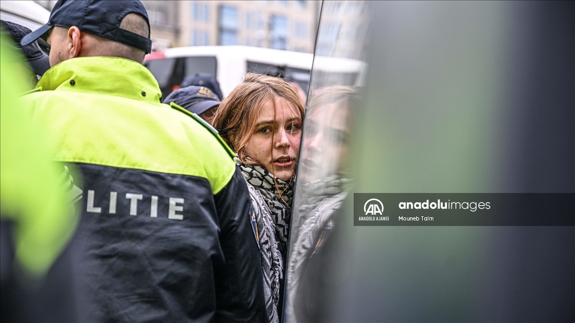 Dam Meydanı'nda yasaklanan gösteride düzinelerce kişi tutuklandı