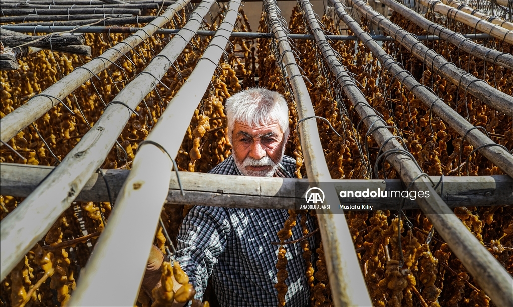 Mardin’de üzümler; pekmez, pestil ve cevizli sucuğa dönüştürülüyor