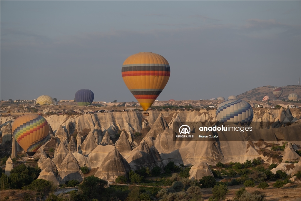 Kapadokya'nın balon pilotları uçuş güvenliği için gökyüzünde orkestra uyumuyla hareket ediyor