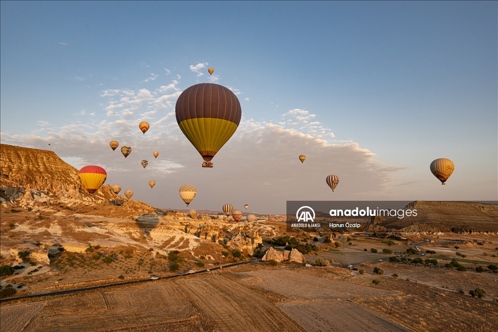 Kapadokya'nın balon pilotları uçuş güvenliği için gökyüzünde orkestra uyumuyla hareket ediyor