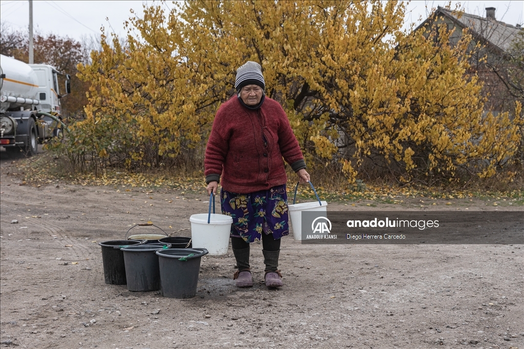 Ukrayna Acil Durumlar Servisi Rus saldırılarından etkilenen Kostiantynivka'daki sivillere su dağıttı