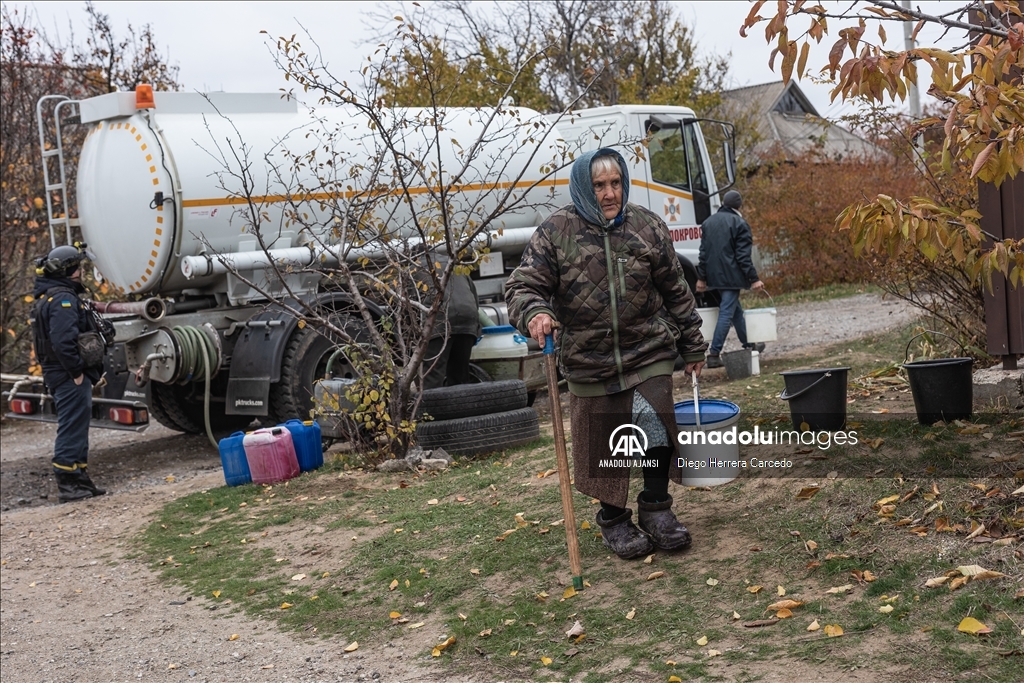 Ukrayna Acil Durumlar Servisi Rus saldırılarından etkilenen Kostiantynivka'daki sivillere su dağıttı