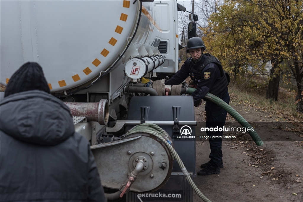 Ukrayna Acil Durumlar Servisi Rus saldırılarından etkilenen Kostiantynivka'daki sivillere su dağıttı