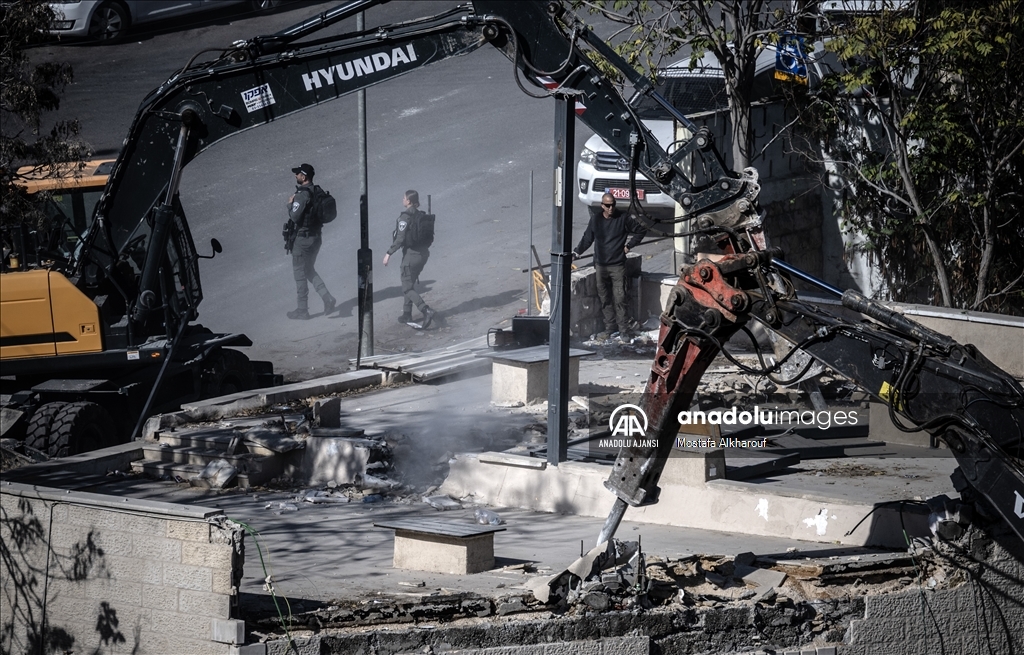 İsrail ordusu işgal altındaki Doğu Kudüs'te Filistinlilere ait bir evi yıktı