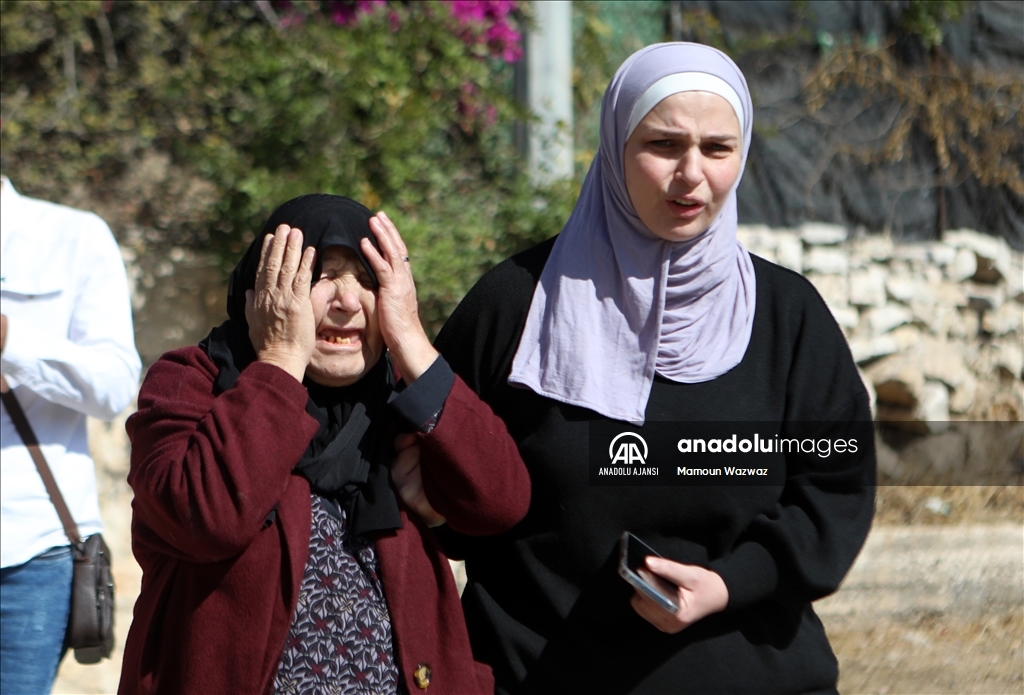 İsrail ordusu işgal altındaki El Halil'de Filistinlilere ait bir evi yıktı