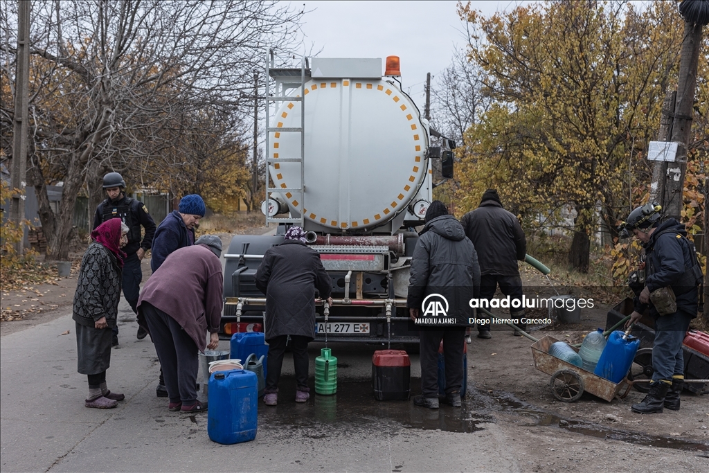 Ukrayna Acil Durumlar Servisi Rus saldırılarından etkilenen Kostiantynivka'daki sivillere su dağıttı