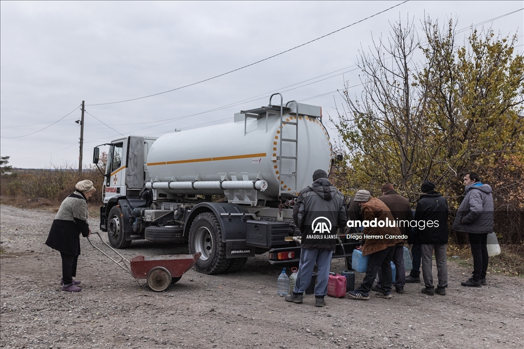 Ukrayna Acil Durumlar Servisi Rus saldırılarından etkilenen Kostiantynivka'daki sivillere su dağıttı