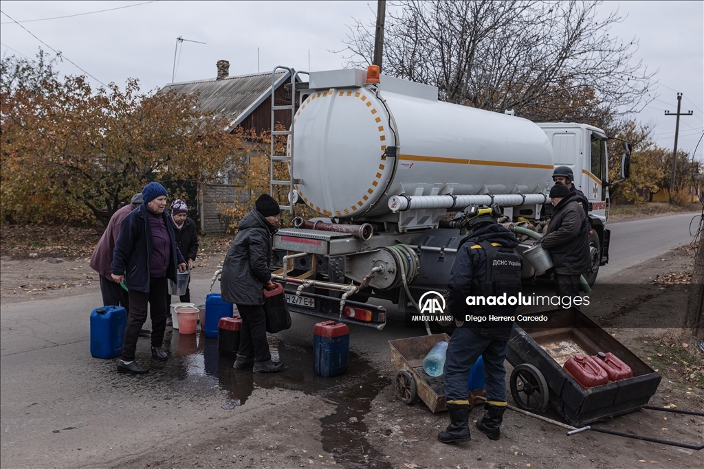 Ukrayna Acil Durumlar Servisi Rus saldırılarından etkilenen Kostiantynivka'daki sivillere su dağıttı