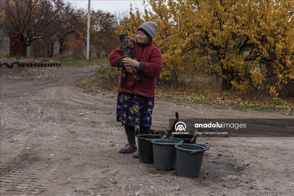 Ukrayna Acil Durumlar Servisi Rus saldırılarından etkilenen Kostiantynivka'daki sivillere su dağıttı