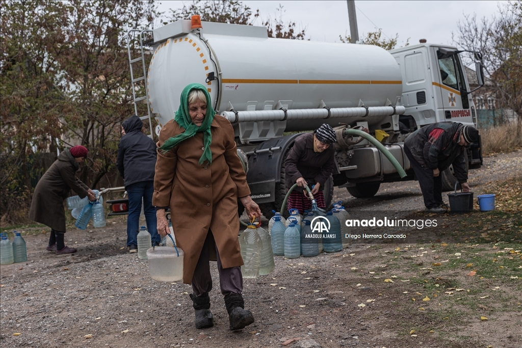 Ukrayna Acil Durumlar Servisi Rus saldırılarından etkilenen Kostiantynivka'daki sivillere su dağıttı