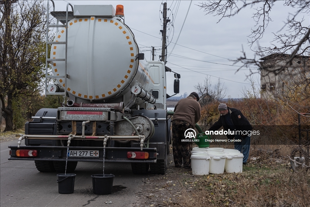 Ukrayna Acil Durumlar Servisi Rus saldırılarından etkilenen Kostiantynivka'daki sivillere su dağıttı