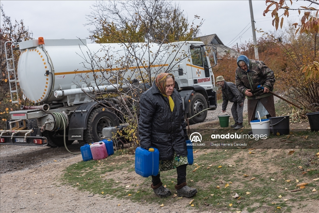 Ukrayna Acil Durumlar Servisi Rus saldırılarından etkilenen Kostiantynivka'daki sivillere su dağıttı