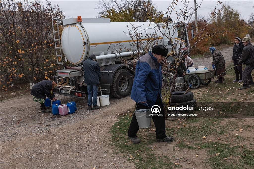 Ukrayna Acil Durumlar Servisi Rus saldırılarından etkilenen Kostiantynivka'daki sivillere su dağıttı