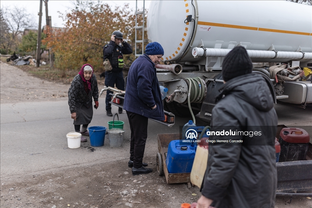 Ukrayna Acil Durumlar Servisi Rus saldırılarından etkilenen Kostiantynivka'daki sivillere su dağıttı