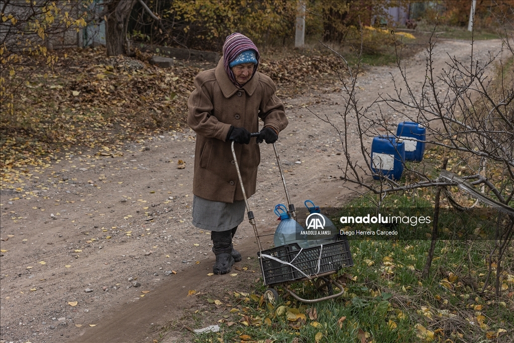 Ukrayna Acil Durumlar Servisi Rus saldırılarından etkilenen Kostiantynivka'daki sivillere su dağıttı