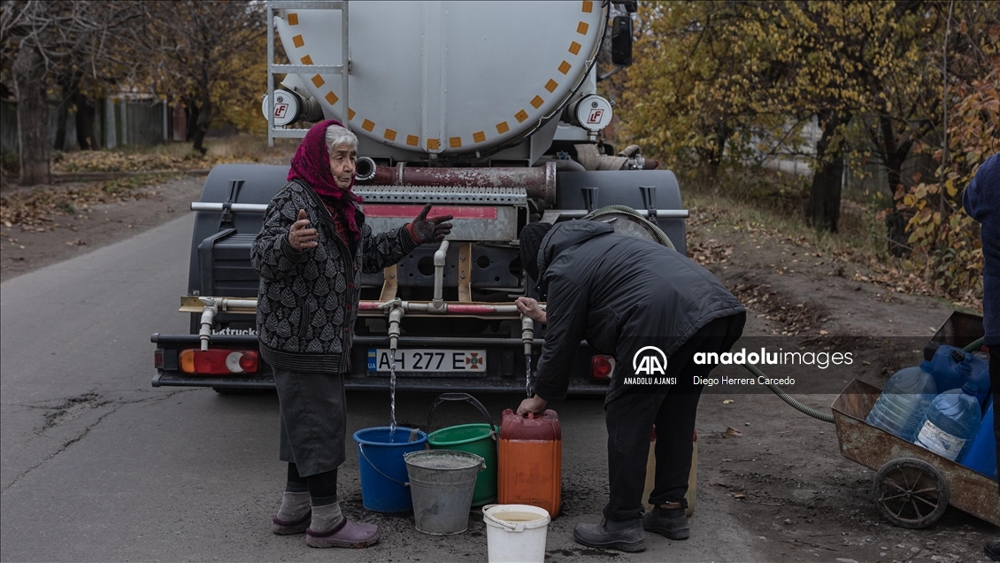 Ukrayna Acil Durumlar Servisi Rus saldırılarından etkilenen Kostiantynivka'daki sivillere su dağıttı