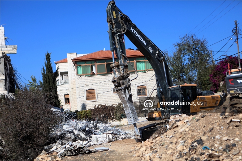 İsrail ordusu işgal altındaki El Halil'de Filistinlilere ait bir evi yıktı