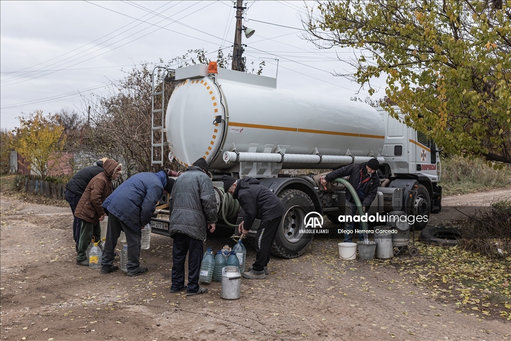 Ukrayna Acil Durumlar Servisi Rus saldırılarından etkilenen Kostiantynivka'daki sivillere su dağıttı