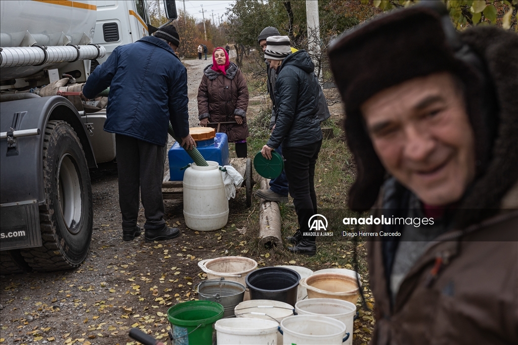 Ukrayna Acil Durumlar Servisi Rus saldırılarından etkilenen Kostiantynivka'daki sivillere su dağıttı