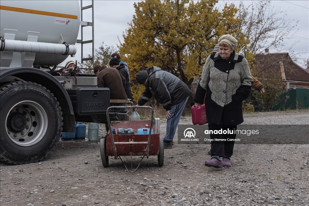 Ukrayna Acil Durumlar Servisi Rus saldırılarından etkilenen Kostiantynivka'daki sivillere su dağıttı