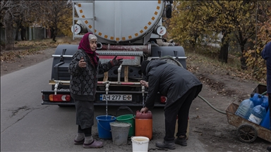 Ukrayna Acil Durumlar Servisi Rus saldırılarından etkilenen Kostiantynivka'daki sivillere su dağıttı