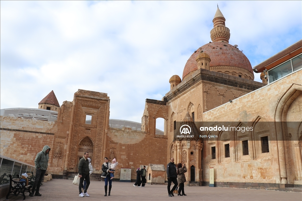 تركيا.. قصر إسحاق باشا التاريخي في آغري يجذب الطلاب خلال العطلة