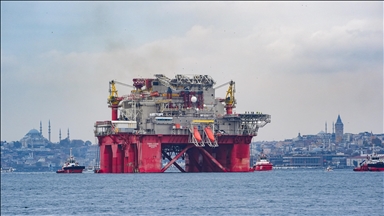 İspanya'dan Romanya'ya giden Transocean Barents adlı petrol platformu, İstanbul Boğazı’ndan geçiş yaptı