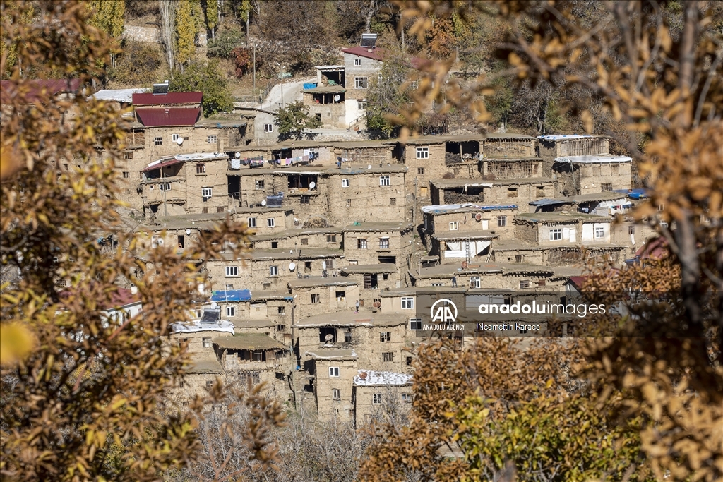 Gundên Bidlîsê yên ku bi rengê payîzê xemilîne mazuvaniya wênekêşan kir