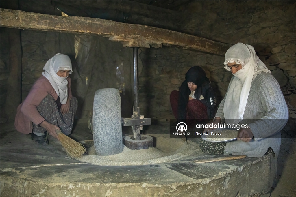 Gundên Bidlîsê yên ku bi rengê payîzê xemilîne mazuvaniya wênekêşan kir