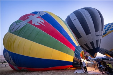 كبادوكيا التركية.. طيارو المناطيد يراقصون الرياح