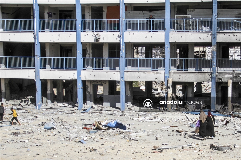 Yerinden edilen Filistinli aileler, tahrip edilen UNRWA okuluna sığındı