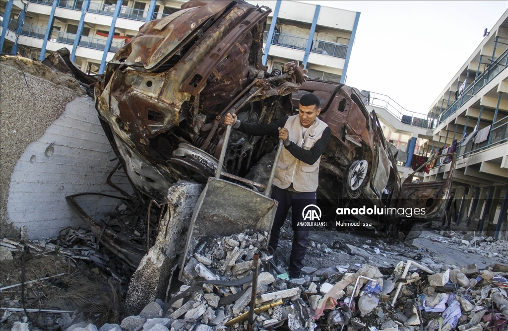 Yerinden edilen Filistinli aileler, tahrip edilen UNRWA okuluna sığındı