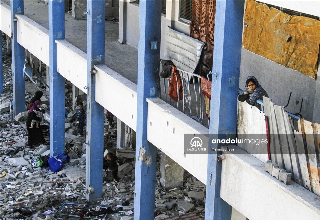 Yerinden edilen Filistinli aileler, tahrip edilen UNRWA okuluna sığındı