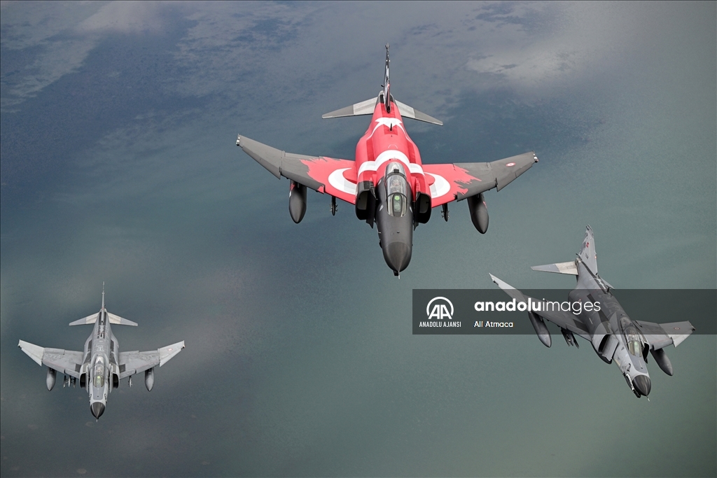Eskişehir'de F-4E uçaklarından "yer hedeflerine taarruz eğitimi" uçuşu