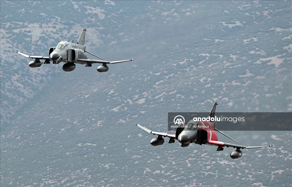 Eskişehir'de F-4E uçaklarından "yer hedeflerine taarruz eğitimi" uçuşu