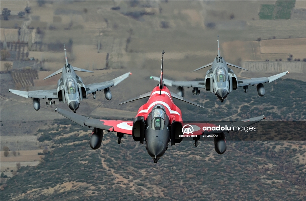 Eskişehir'de F-4E uçaklarından "yer hedeflerine taarruz eğitimi" uçuşu