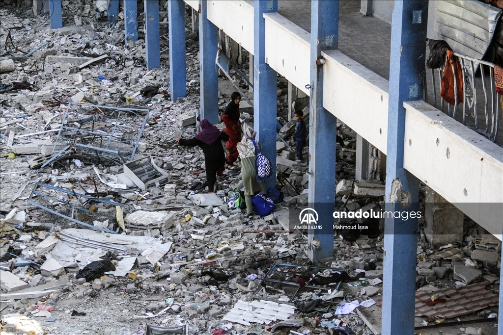 Yerinden edilen Filistinli aileler, tahrip edilen UNRWA okuluna sığındı