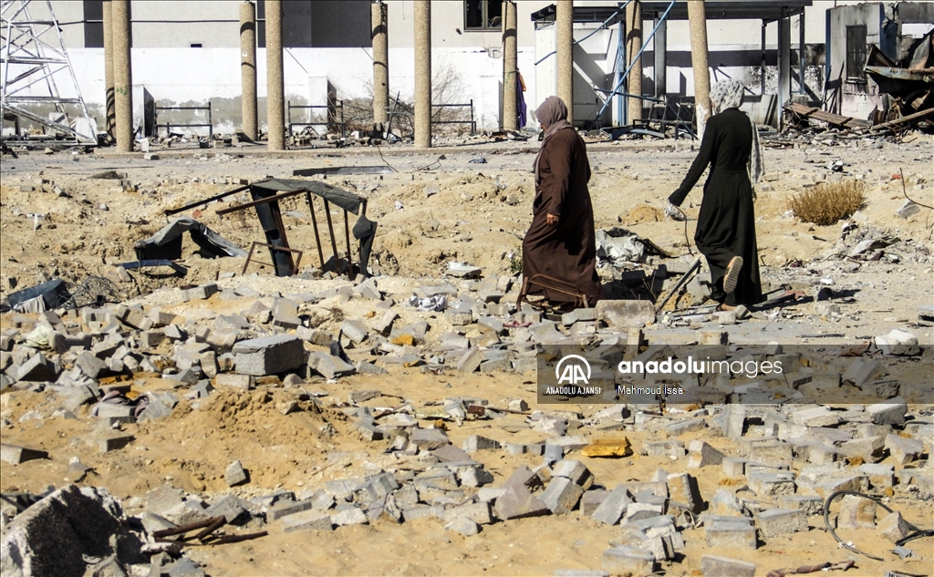 Yerinden edilen Filistinli aileler, tahrip edilen UNRWA okuluna sığındı