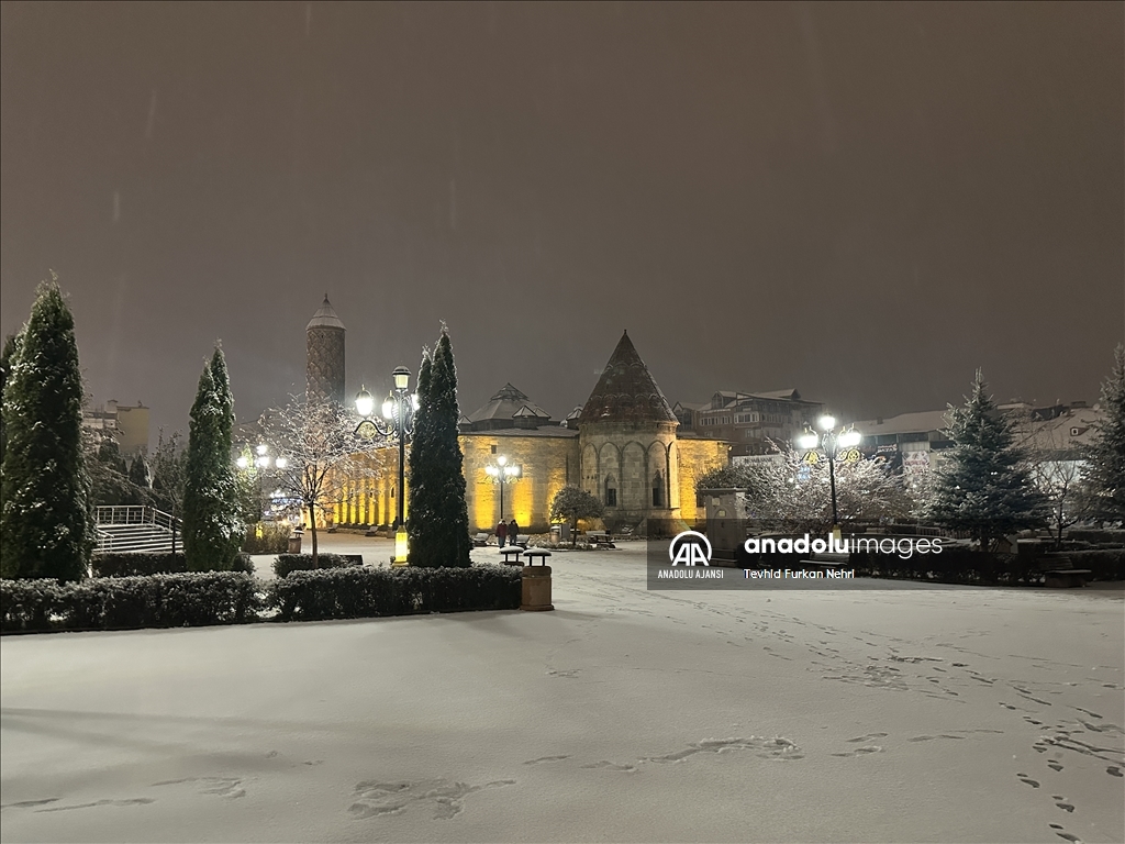 Erzurum'da şehir merkezi ile yükseklere kar yağdı