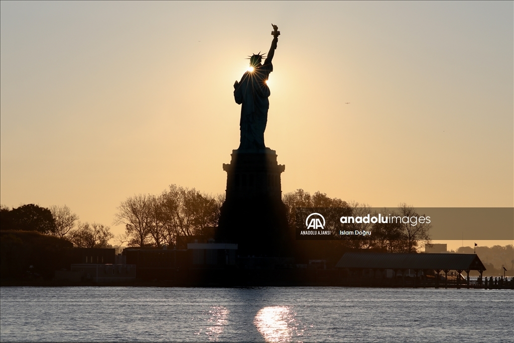 New York Özgürlük Heykeli ve gün doğumu