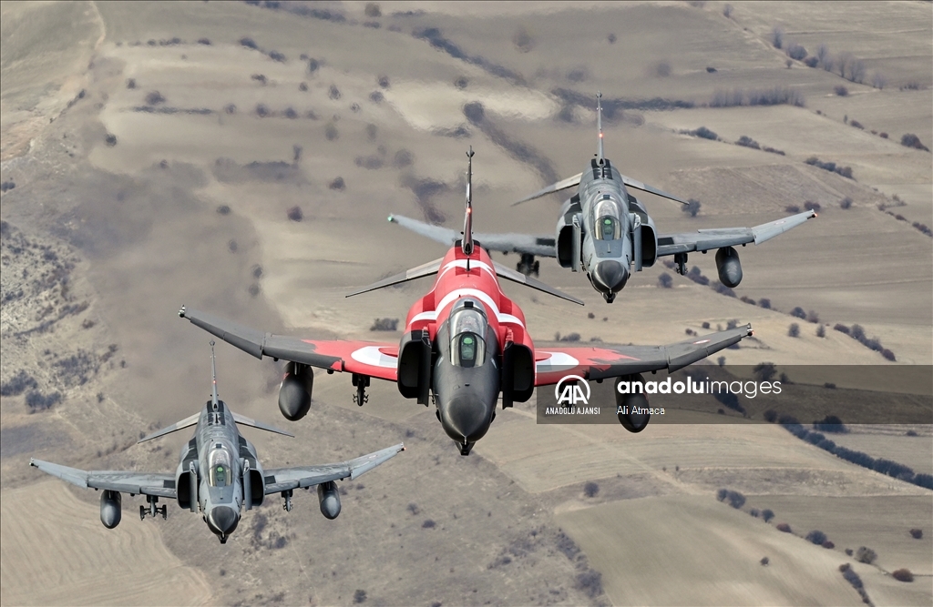 Eskişehir'de F-4E uçaklarından "yer hedeflerine taarruz eğitimi" uçuşu