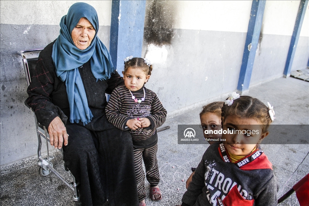 Yerinden edilen Filistinli aileler, tahrip edilen UNRWA okuluna sığındı