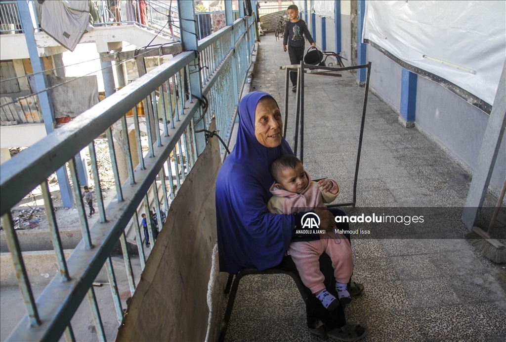 Yerinden edilen Filistinli aileler, tahrip edilen UNRWA okuluna sığındı