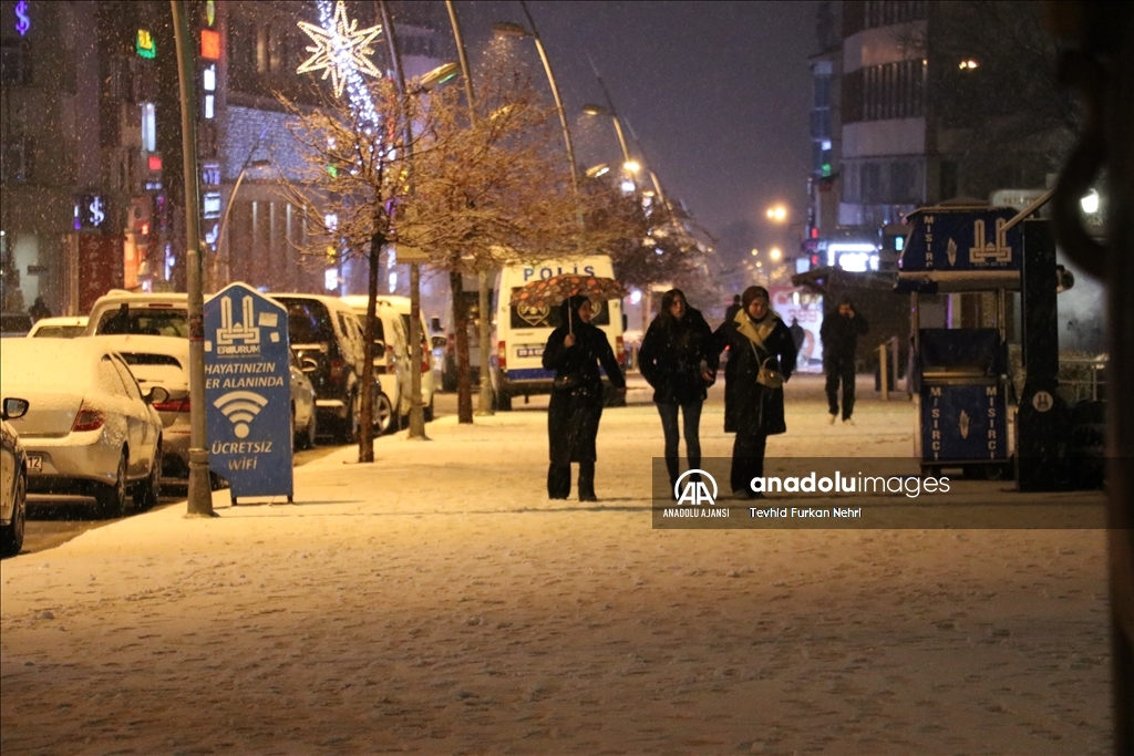 Erzurum'da şehir merkezi ile yükseklere kar yağdı