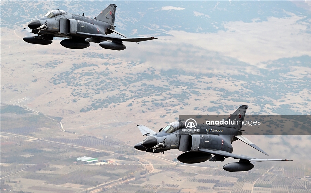 Eskişehir'de F-4E uçaklarından "yer hedeflerine taarruz eğitimi" uçuşu