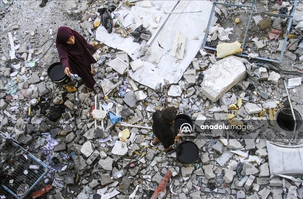 Yerinden edilen Filistinli aileler, tahrip edilen UNRWA okuluna sığındı