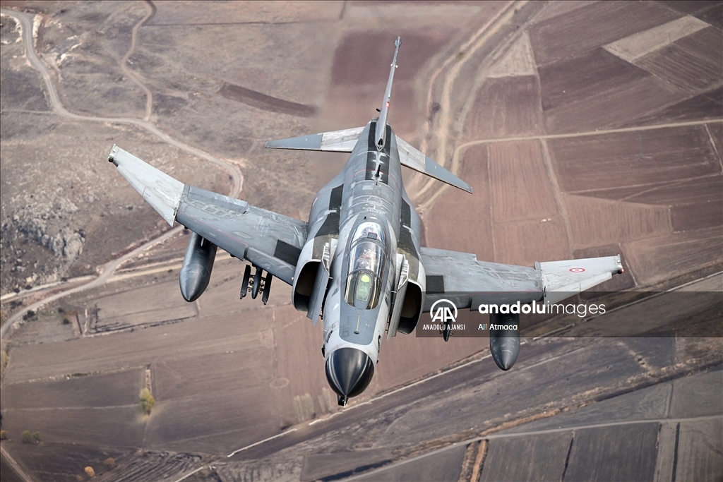 Eskişehir'de F-4E uçaklarından "yer hedeflerine taarruz eğitimi" uçuşu