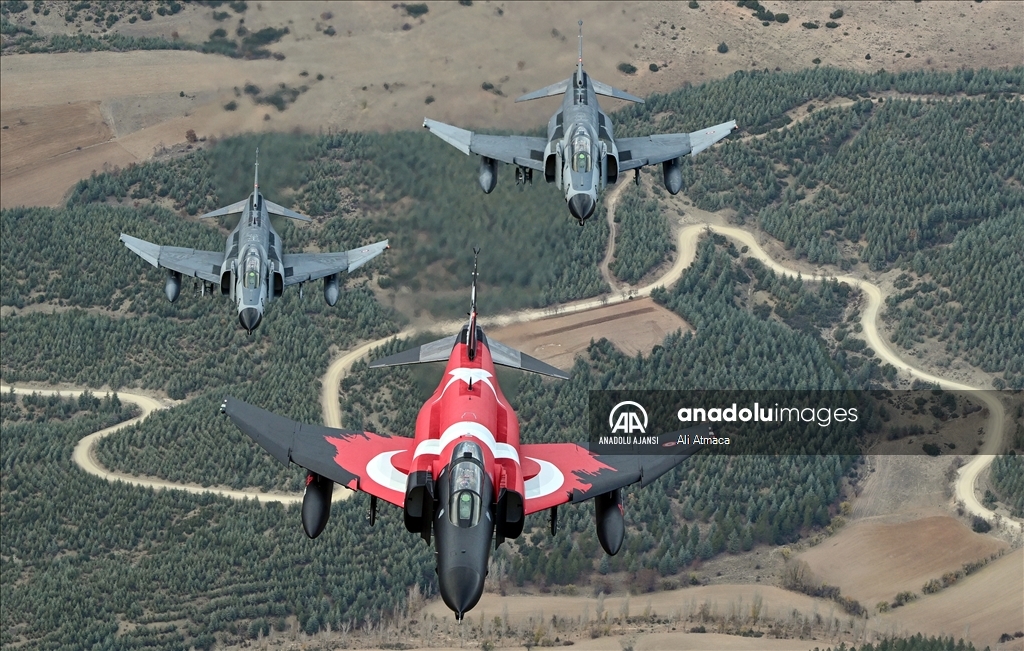 Eskişehir'de F-4E uçaklarından "yer hedeflerine taarruz eğitimi" uçuşu