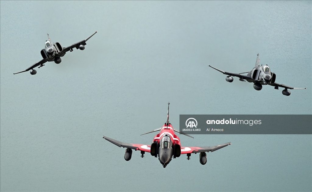 Eskişehir'de F-4E uçaklarından "yer hedeflerine taarruz eğitimi" uçuşu